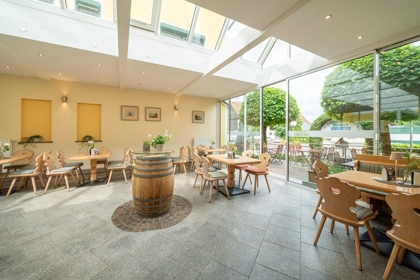 Heller Gastraum mit Wintergarten für Feiern im Hotel Schachenwald
